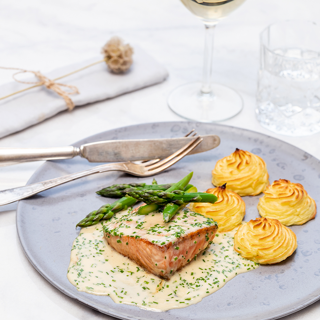 Laxfile Med Duchesspotatis Graslokssas Sparris Foto Nurlan Emir Mathem