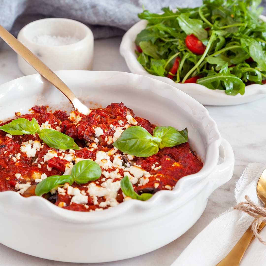 Auberginerullar Med Fetaost I Tomatsas Med Sallad Foto Nurlan Emir Mathem